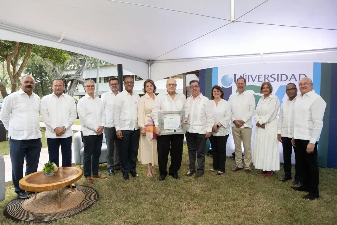 Doctor Juan José Batlle recibe reconocimiento especial de la Universidad ISA