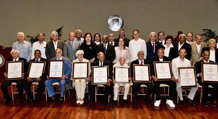 Reconocen a nueve glorias deportivas en el IX Ceremonial del Salón de la Fama de Santiago
