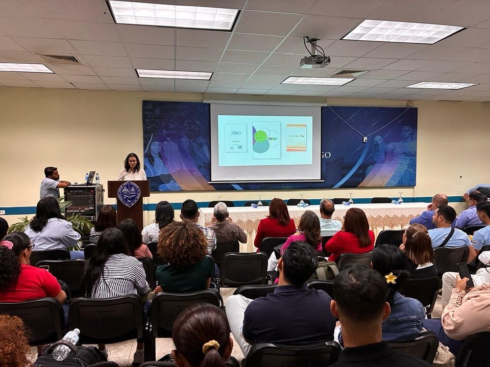 CDES participa en conferencia de cierre de la jornada académica organizada por SLADE