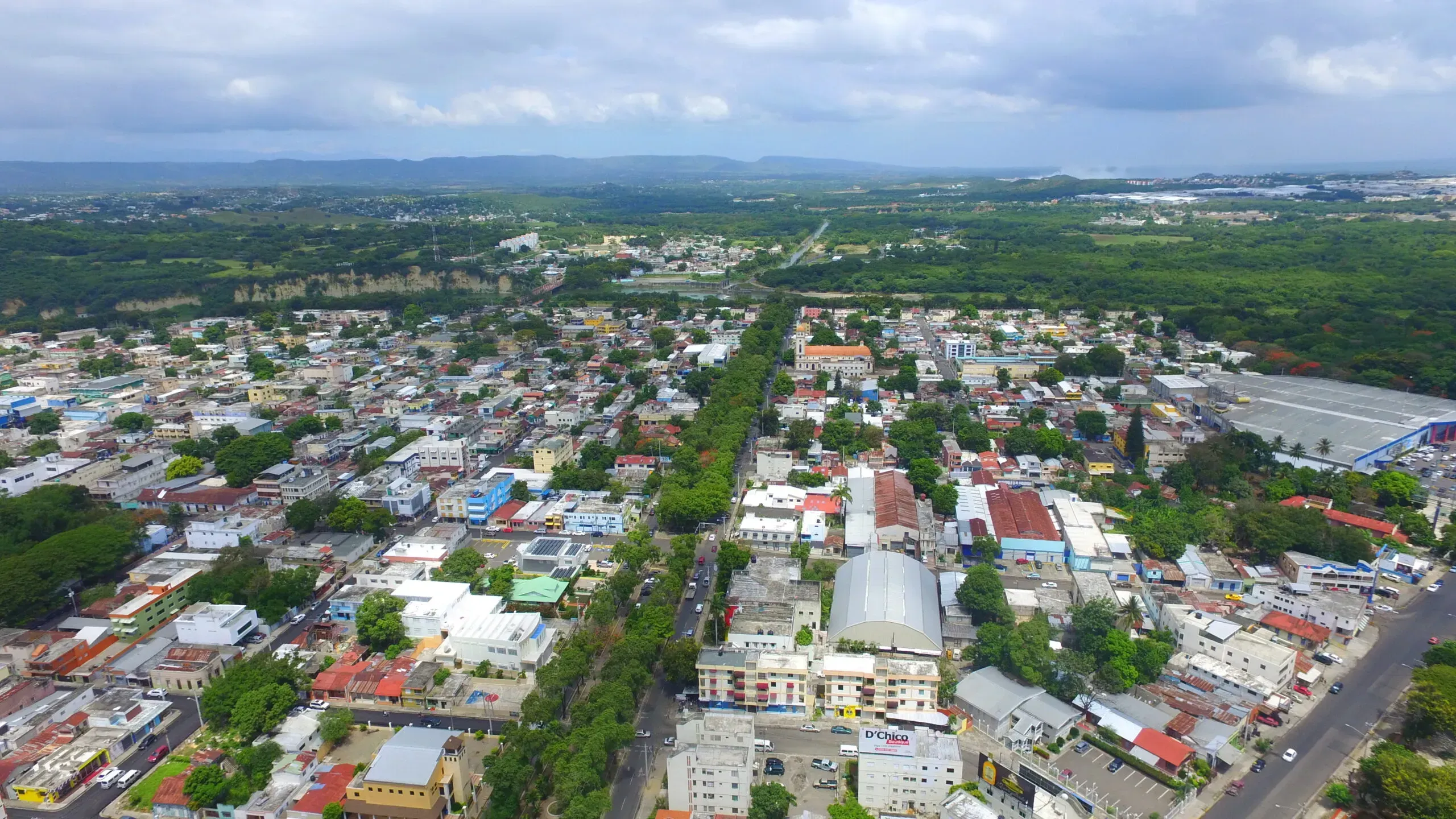 Ricardo Fondeur llama a arborizar vías primarias de Santiago
